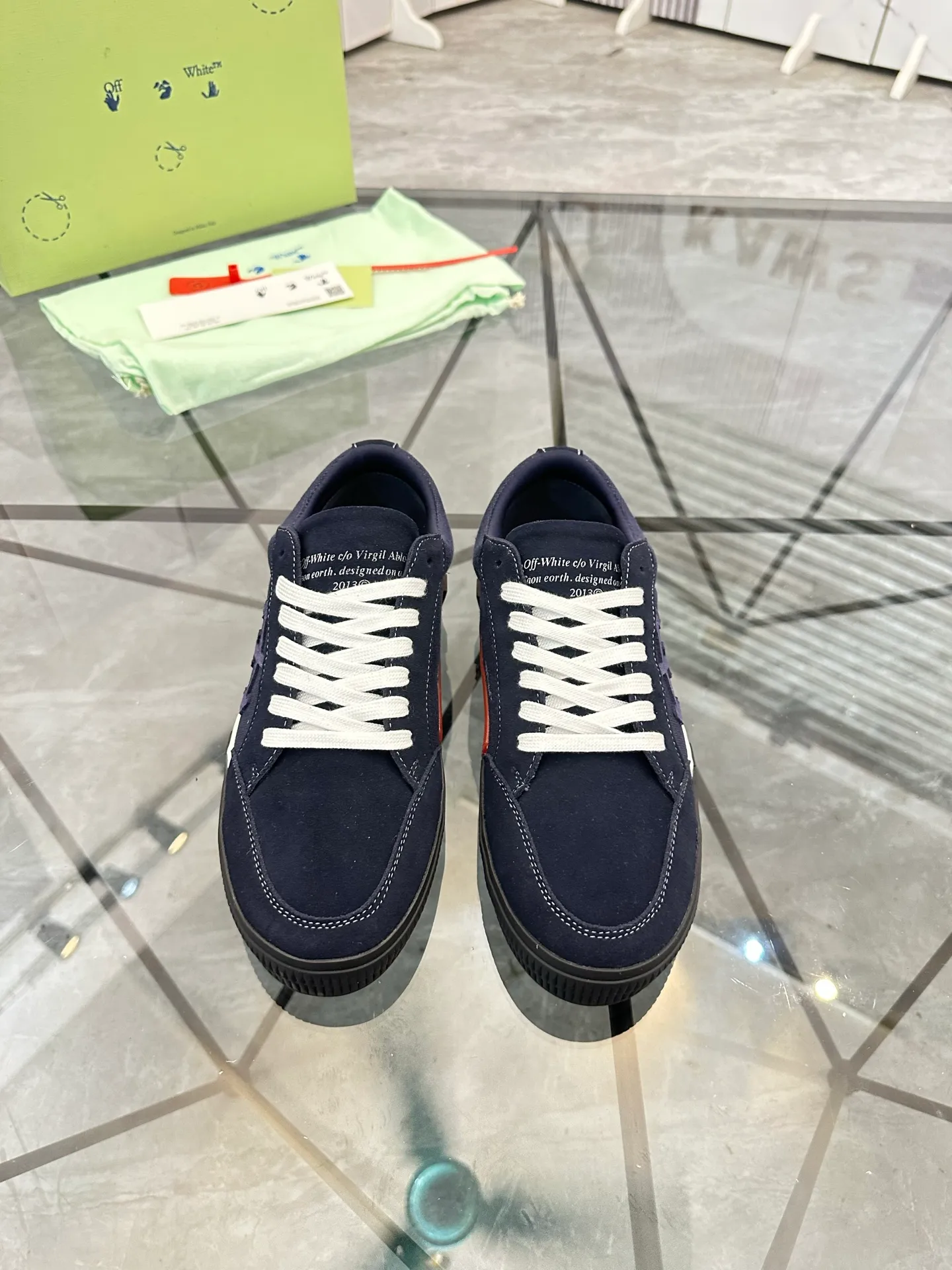 Selling men's shoes 💰: 💰P440¥ Product trademark: OFF WHITE * "OFF WHITE*" low-top casual shoes Regular size: 35-45 (can be customized to 46) Couple style Product materials: imported nubuck leather upper spliced ​​with original fabric, breathable lining, original outsole. No.: H203